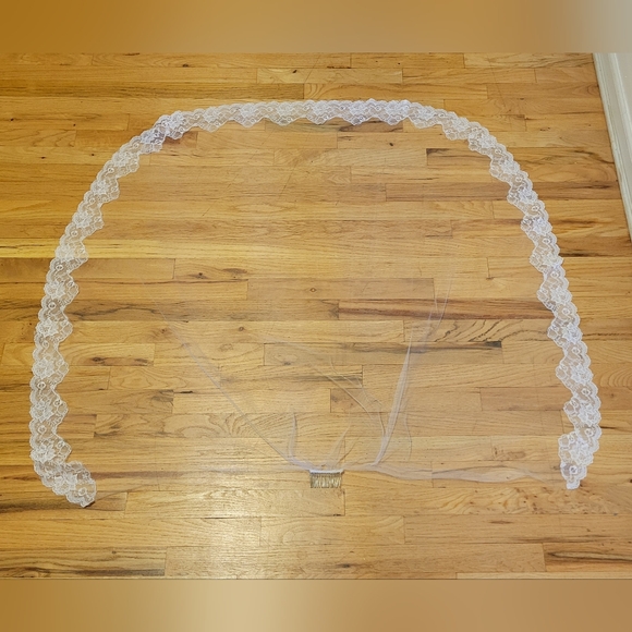 Hand-Made White Lace Veil (Hip-Length) - Picture 7 of 10